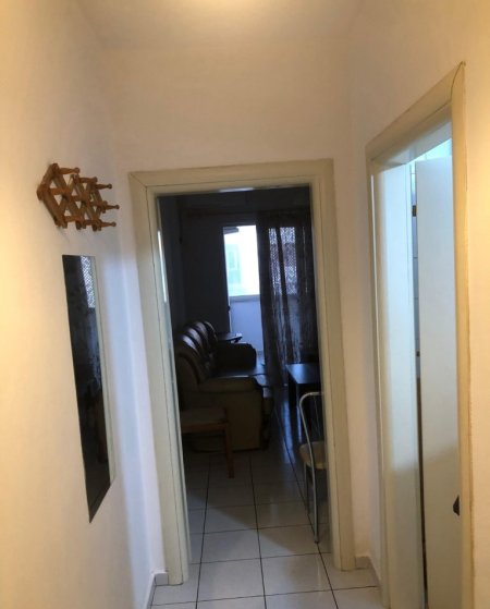 Tirane, jepet me qera apartament 1+1+Ballkon Kati 3, 58 m² 400 € (Xhamllik prane farmaci dite e nate)