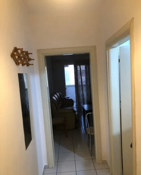 Tirane, jepet me qera apartament 1+1+Ballkon Kati 3, 58 m² 400 € (Xhamllik prane farmaci dite e nate)