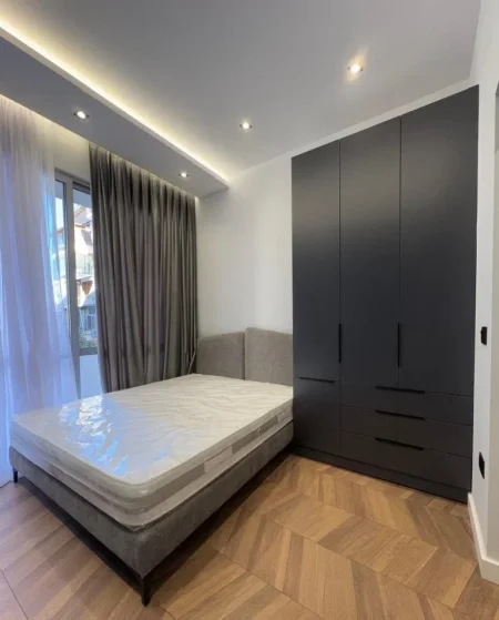 Tirane, jepet me qera apartament 1+1+Ballkon Kati 1, 60 m² 600 € (Liqeni i thate , rruga peti)