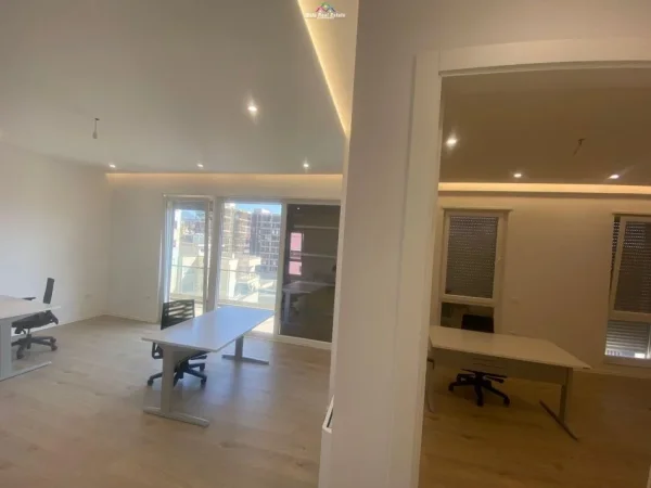 Tirane, jepet me qera zyre Kati 9, 140 m² 1.400 € (qender)