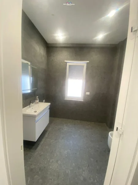 Tirane, jepet me qera zyre Kati 9, 140 m² 1.400 € (qender)