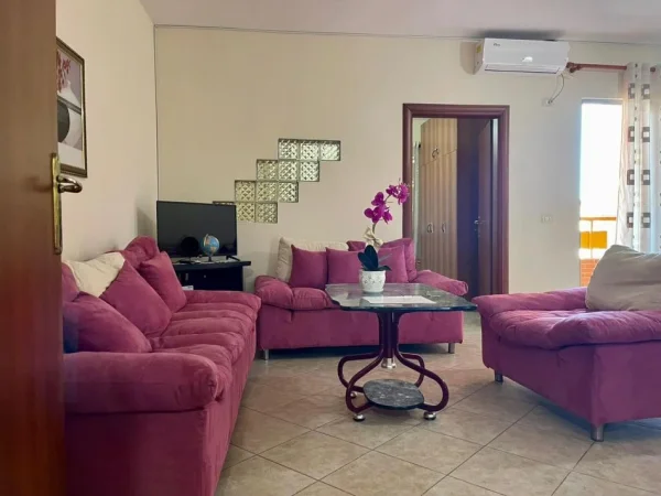 Tirane, jepet me qera apartament 1+1+Ballkon Kati 3, 57 m² 450 € (Pallati me shigjeta , perballe delijorgjit)
