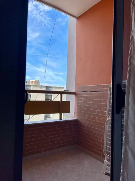 Tirane, jepet me qera apartament 1+1+Ballkon Kati 3, 57 m² 450 € (Pallati me shigjeta , perballe delijorgjit)