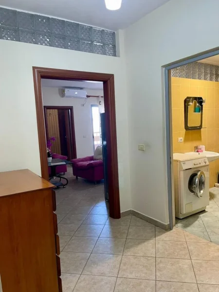 Tirane, jepet me qera apartament 1+1+Ballkon Kati 3, 57 m² 450 € (Pallati me shigjeta , perballe delijorgjit)