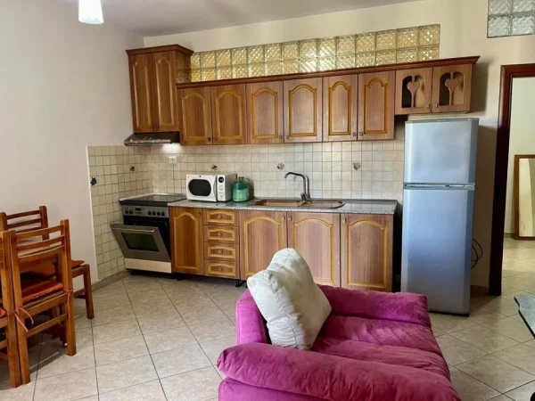 Tirane, jepet me qera apartament 1+1+Ballkon Kati 3, 57 m² 450 € (Pallati me shigjeta , perballe delijorgjit)
