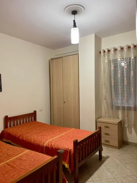 Tirane, jepet me qera apartament 1+1+Ballkon Kati 3, 57 m² 450 € (Pallati me shigjeta , perballe delijorgjit)