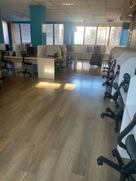 Tirane, jepet me qera zyre Kati 2, 290 m² 3.000 € (qender)