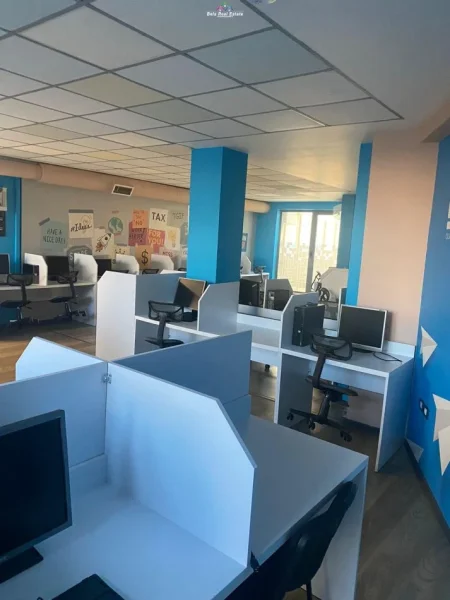 Tirane, jepet me qera zyre Kati 2, 290 m² 3.000 € (qender)