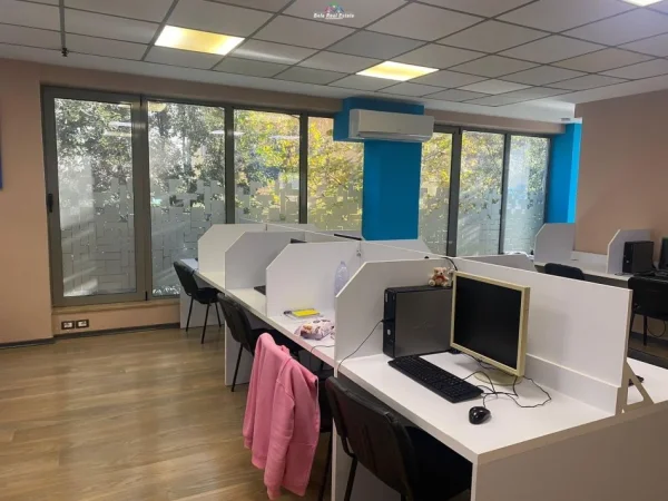 Tirane, jepet me qera zyre Kati 2, 290 m² 3.000 € (qender)