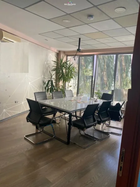 Tirane, jepet me qera zyre Kati 2, 290 m² 3.000 € (qender)