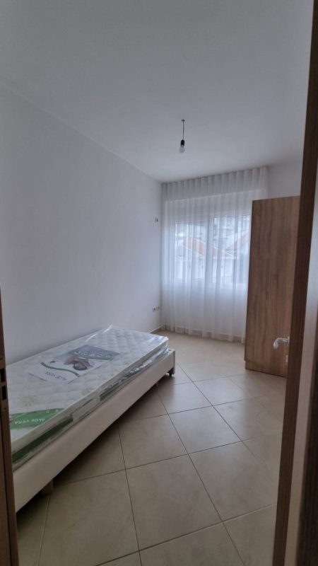 Tirane, jepet me qera apartament 2+1 Kati 4, 76 m² 600 € (Liqeni i Thatë)