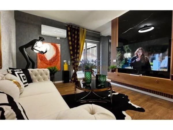 Tirane, shitet apartament 1+1+Ballkon , 66 m² (Komuna e Parisit)