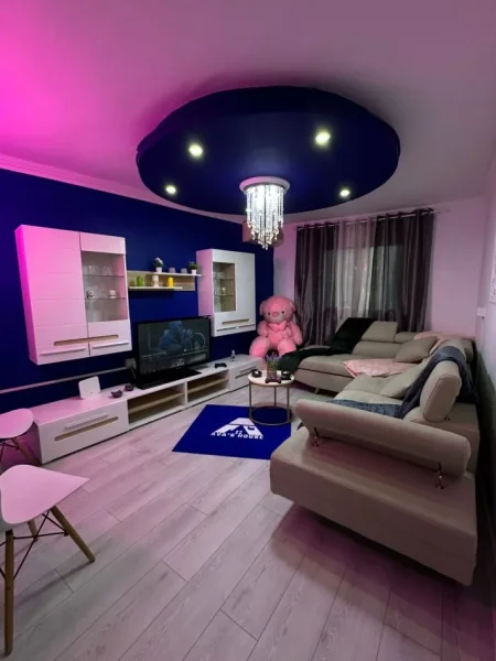 Tirane, jap me qera apartament 1+1 Kati 2, 500 € (Rruga Haxhi Sina)