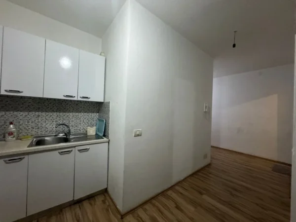 Tirane, shes apartament 1+1+Aneks+Ballkon Kati 5, 61 m² 144.999 € (Komuna e Parisit)