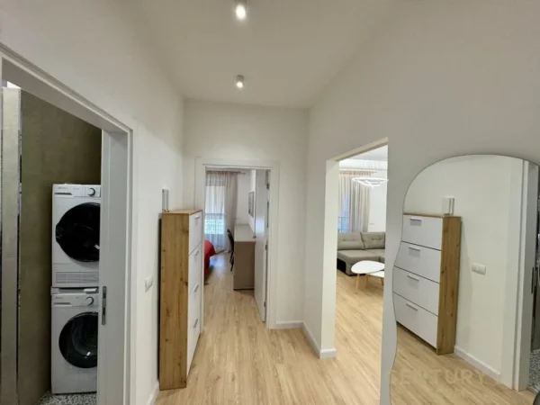 Tirane, jepet me qera apartament 1+1 Kati 5, 65 m² 800 € 