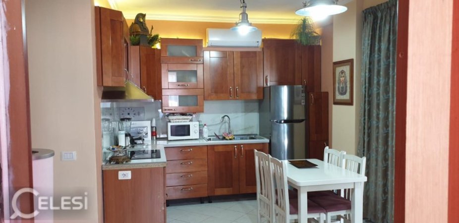 Tirane, jepet me qera apartament 2+1+Ballkon Kati 7, 85 m² 450 € (MISTO MAME)