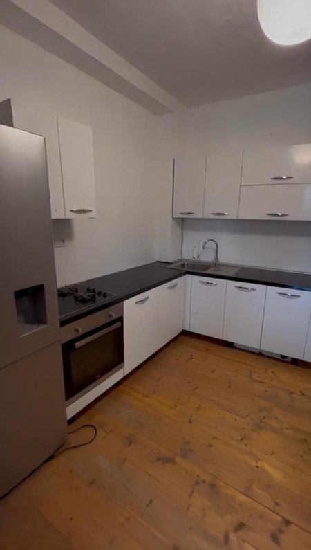 Tirane, jepet me qera apartament 1+1 Kati 2, 100 m² 500 € (Rruga Kroit, prane Kopshtit Zologjik)
