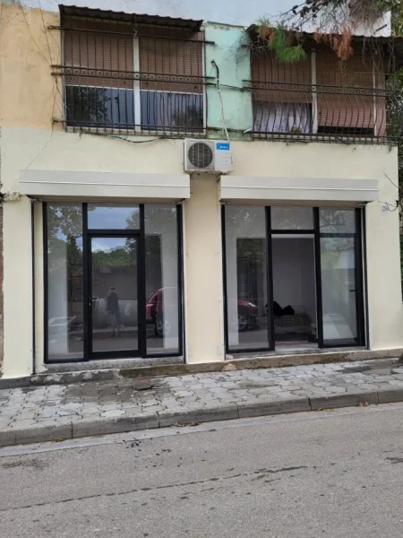 Tirane, jepet me qera ambjent biznesi Kati 0, 40 m² 500 € (STACIONI I TRENIT)