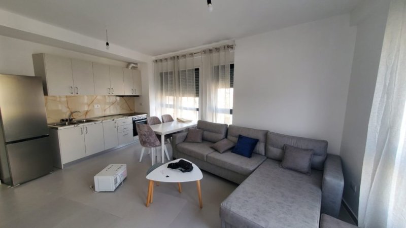 Tirane, jepet me qera apartament 1+1 350 € (Ali Demi Mangalem)