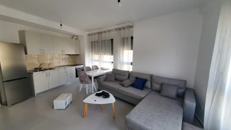Tirane, jepet me qera apartament 1+1 350 € (Ali Demi Mangalem)