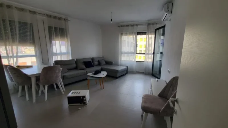Tirane, jepet me qera apartament 1+1 350 € (Ali Demi Mangalem)