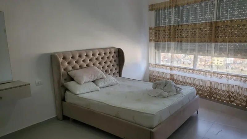 Tirane, jepet me qera apartament 1+1 350 € (Ali Demi Mangalem)