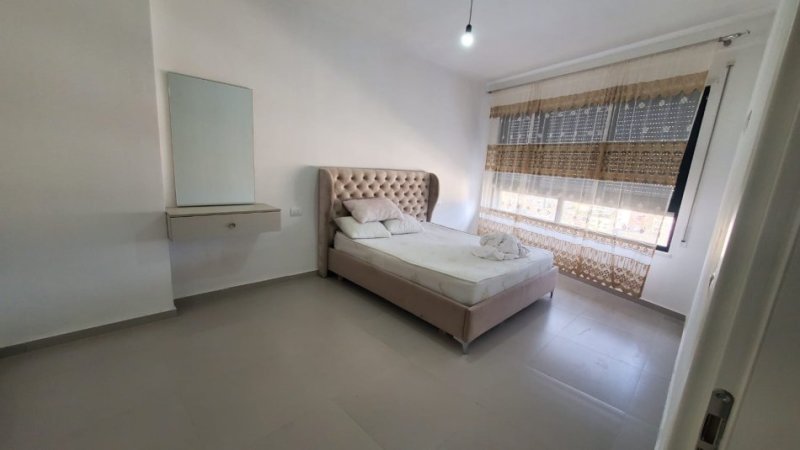 Tirane, jepet me qera apartament 1+1 350 € (Ali Demi Mangalem)