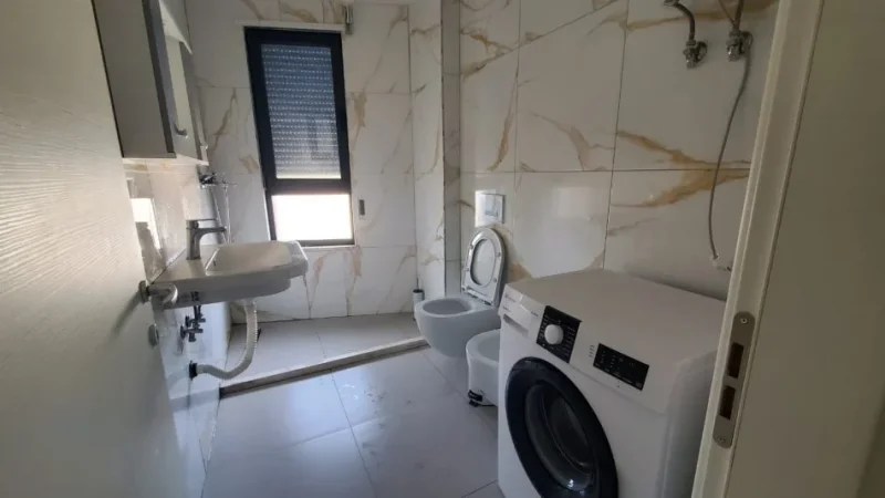 Tirane, jepet me qera apartament 1+1 350 € (Ali Demi Mangalem)