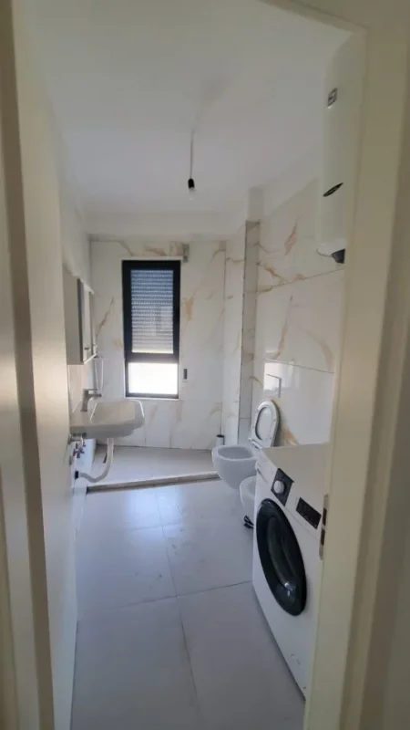 Tirane, jepet me qera apartament 1+1 350 € (Ali Demi Mangalem)