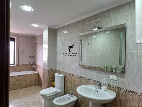 Tirane, jepet me qera zyre Kati 12, 157 m² 2.500 € (BLLOKU)