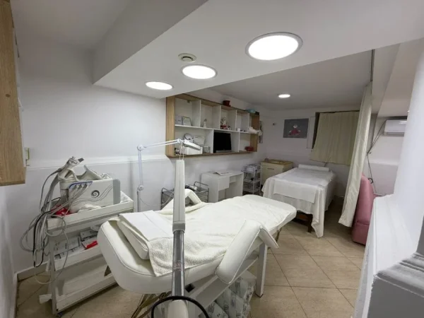 Tirane, shitet dyqan Kati -1, 29 m² 80.000 € (Bllok)