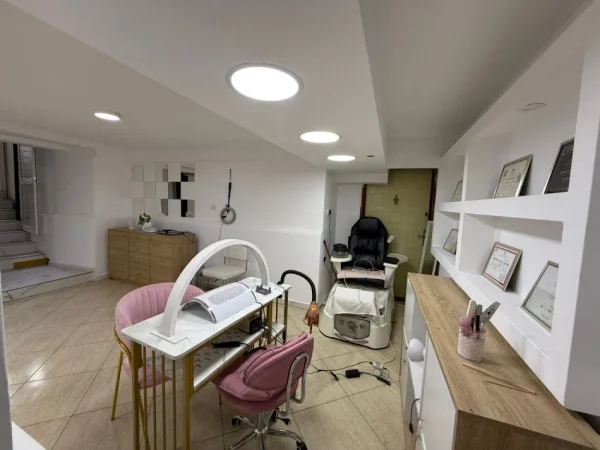 Tirane, shitet dyqan Kati -1, 29 m² 80.000 € (Bllok)