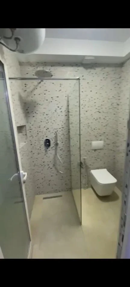 Tirane, jepet me qera apartament 1+1+Ballkon Kati 0, 40 m² 350 € (KINOSTUDIO)