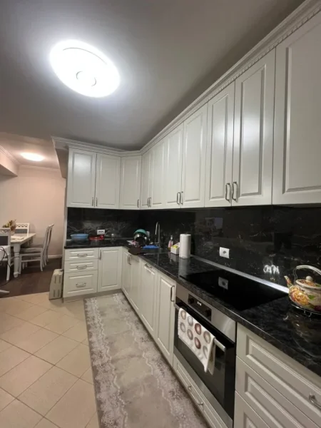 Tirane, shitet 2+1+Ballkon Kati 4, 265.000 € (Rruga e Barrikadave, prane Qendres)