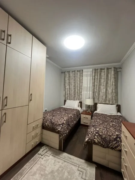 Tirane, shitet 2+1+Ballkon Kati 4, 265.000 € (Rruga e Barrikadave, prane Qendres)