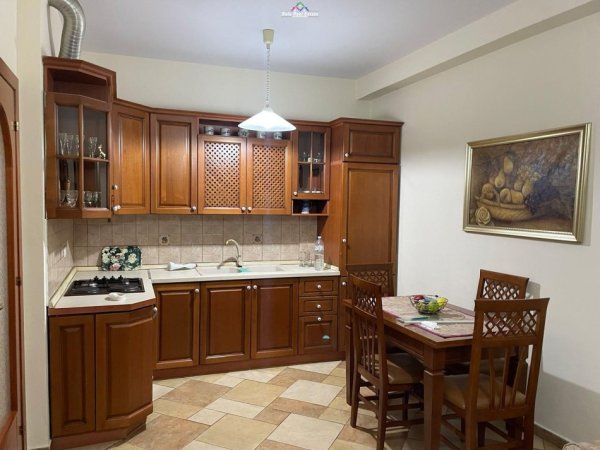 Tirane, jepet me qera apartament 2+1 Kati 5, 90 m² 650 € (stacioni i trenit)