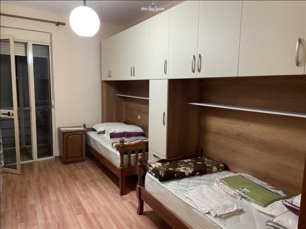 Tirane, jepet me qera apartament 2+1 Kati 5, 90 m² 650 € (stacioni i trenit)