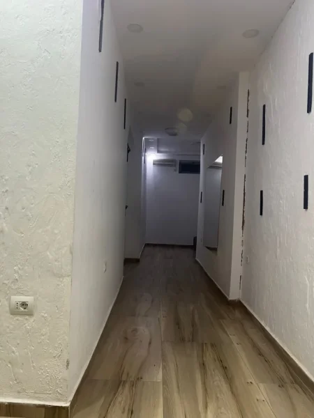 Tirane, jepet me qera dyqan Kati 0, 31 m² 850 € (21 dhjetori)