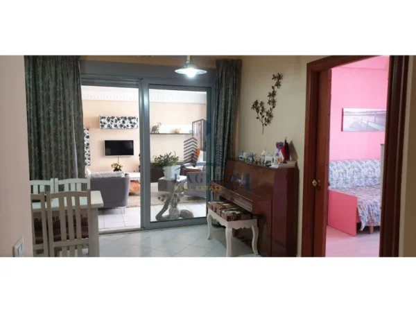 Tirane, jepet me qera apartament 2+1 , 75 m² 450 € (MISTO MAME)
