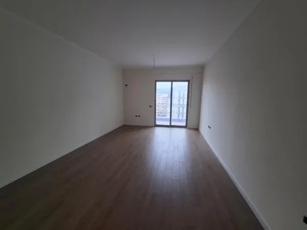 Vlore, shitet apartament 2+1+Ballkon Kati 10, 115 m² (Prane, Hotel Martinit, Vlore)