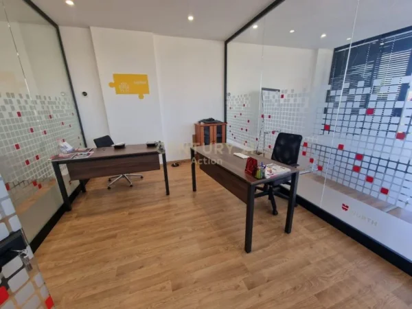 Tirane, jap me qera ambjent biznesi , 1.100 m² 10.000 € (Sauk)