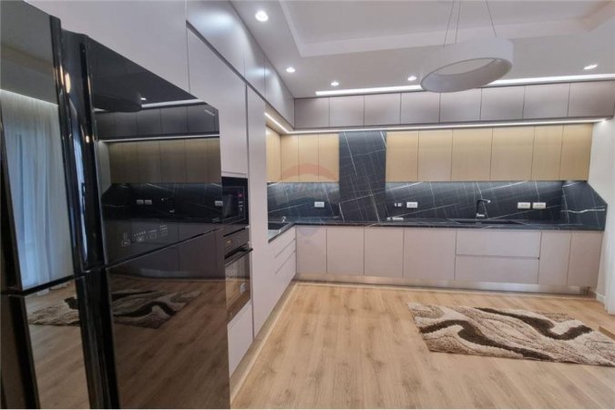 Tirane, jepet me qera apartament 3+1+Ballkon Kati 1, 173 m² 1.600 € (Liqeni i Thatë)