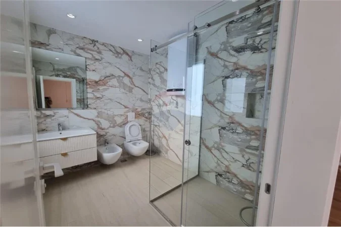 Tirane, jepet me qera apartament 3+1+Ballkon Kati 1, 173 m² 1.600 € (Liqeni i Thatë)