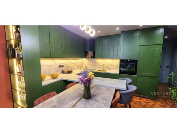 Tirane, jepet me qera apartament 3+1 Kati 8, 120 m² 1.200 € (Zogu i Zi, Zogu I Zi)