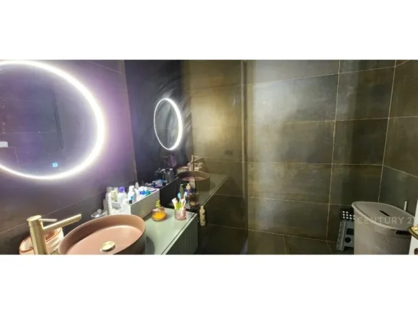 Tirane, jepet me qera apartament 3+1 Kati 8, 120 m² 1.200 € (Zogu i Zi, Zogu I Zi)