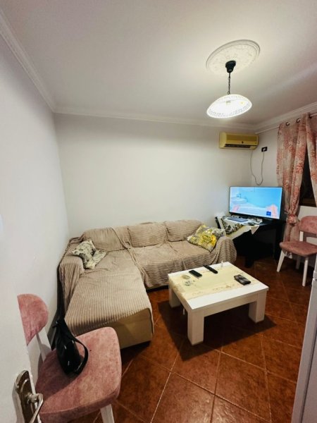 Tirane, jepet me qera apartament 2+1+Ballkon Kati 3, 75 m² 500 € (21 dhjetori prane mozaikut te tiranes)