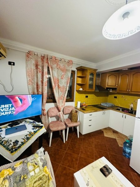 Tirane, jepet me qera apartament 2+1+Ballkon Kati 3, 75 m² 500 € (21 dhjetori prane mozaikut te tiranes)