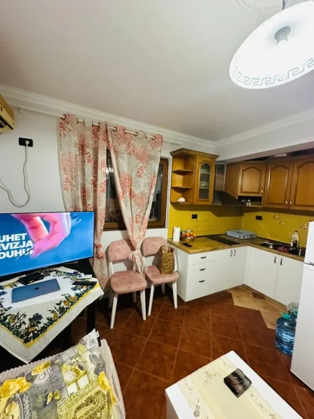 Tirane, jepet me qera apartament 2+1+Ballkon Kati 3, 75 m² 500 € (21 dhjetori prane mozaikut te tiranes)