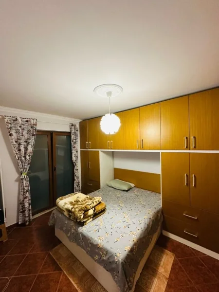 Tirane, jepet me qera apartament 2+1+Ballkon Kati 3, 75 m² 500 € (21 dhjetori prane mozaikut te tiranes)