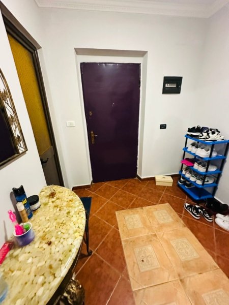 Tirane, jepet me qera apartament 2+1+Ballkon Kati 3, 75 m² 500 € (21 dhjetori prane mozaikut te tiranes)